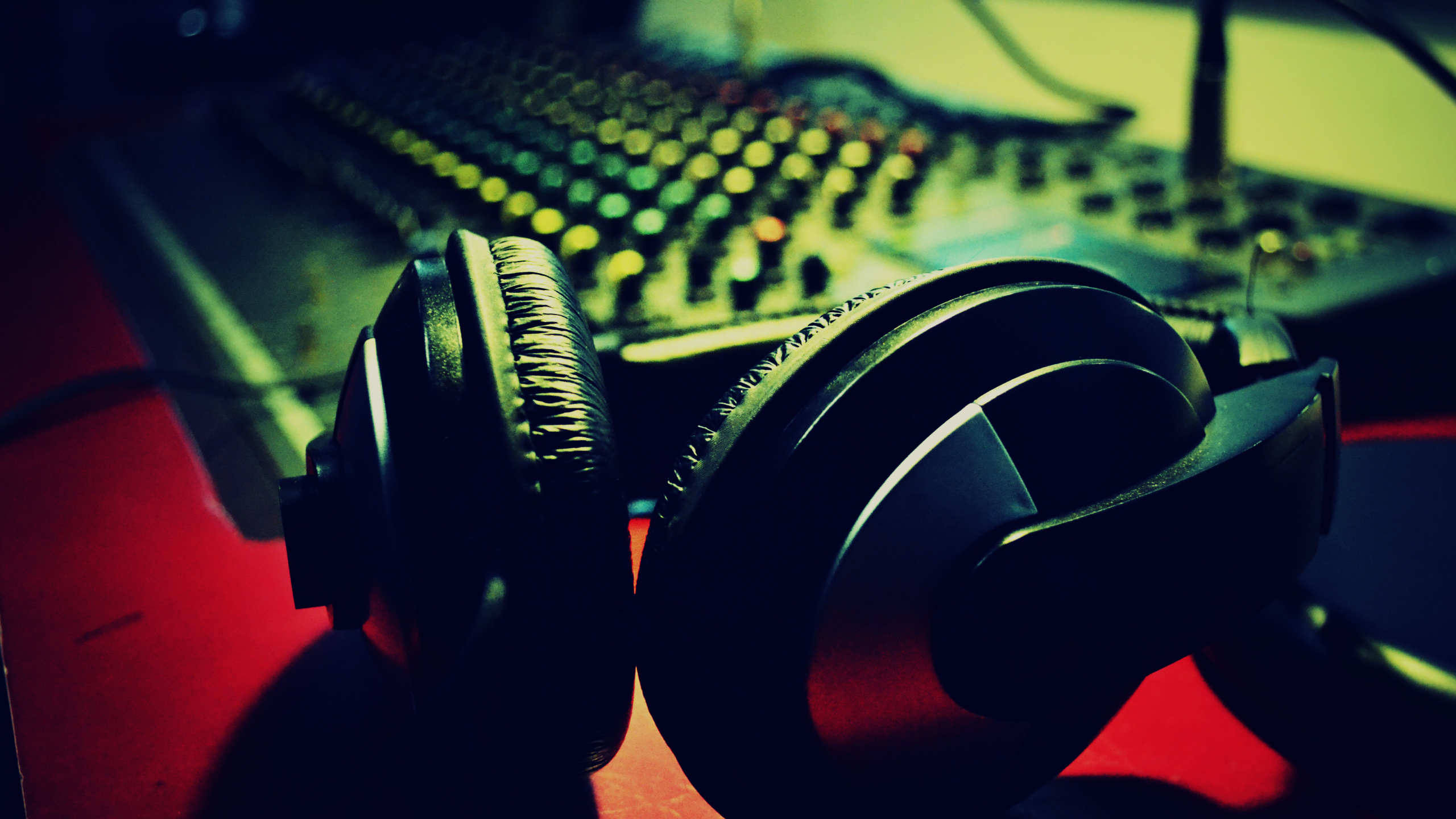 Обои звуковое оборудование, технологии, звук, аудио, темнота в разрешении 2560x1440