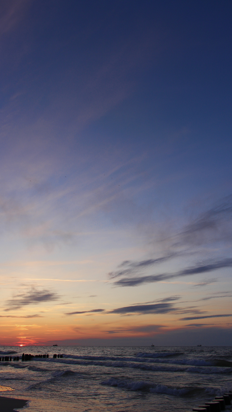 Обои море, закат, горизонт, послесвечение, облако в разрешении 750x1334