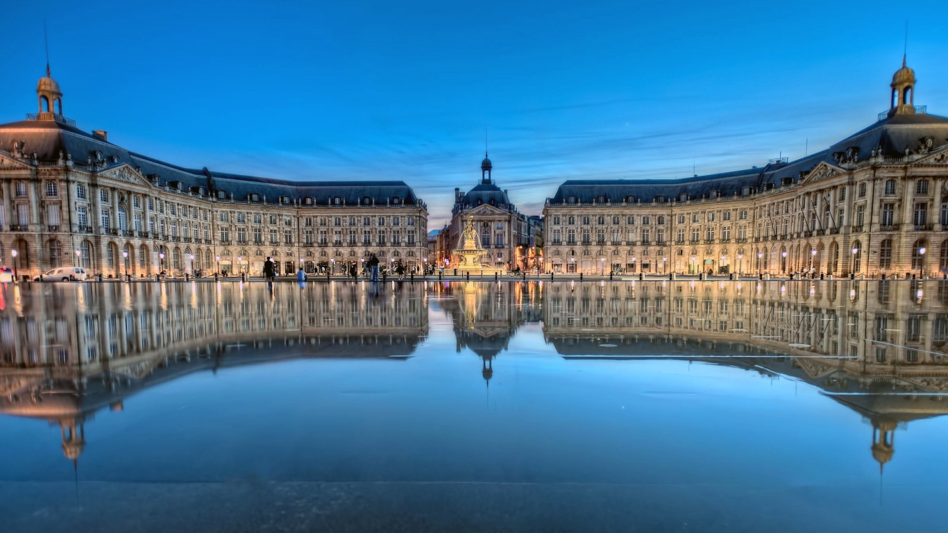 Обои отражение, ориентир, отражающий бассейн, город, дворец в разрешении 1366x768