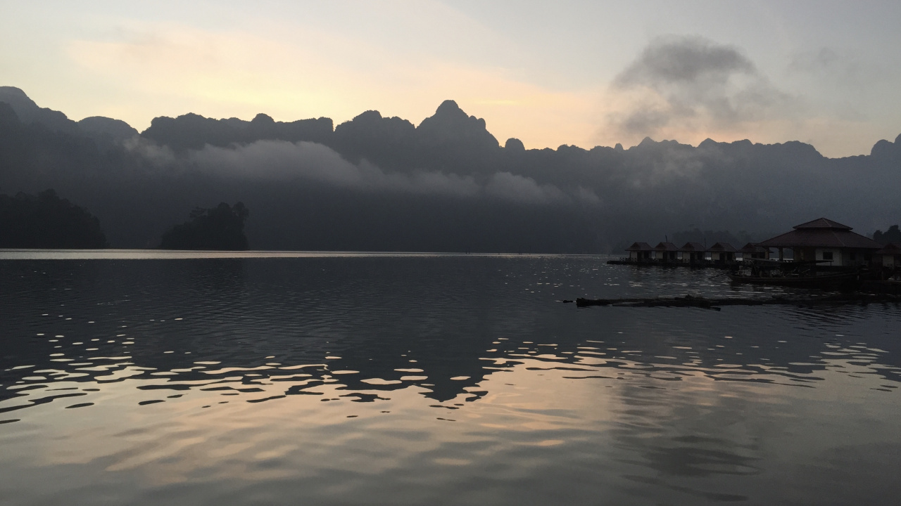 Обои отражение, вода, жидкий, гидроресурсы, жидкость в разрешении 1280x720