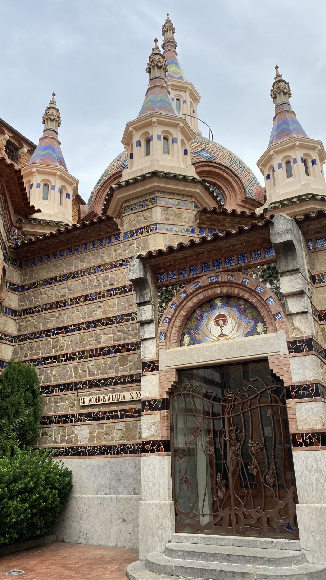 Обои живописная церковь, дверь, место поклонения, храм, святое место в разрешении 1080x1920