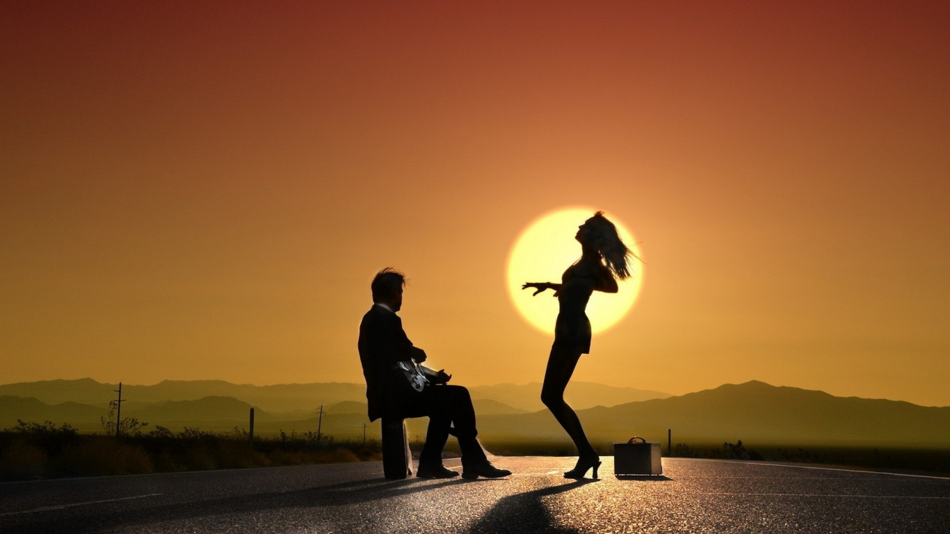 Обои закат, утро, солнечный свет, роман, веселье в разрешении 1366x768