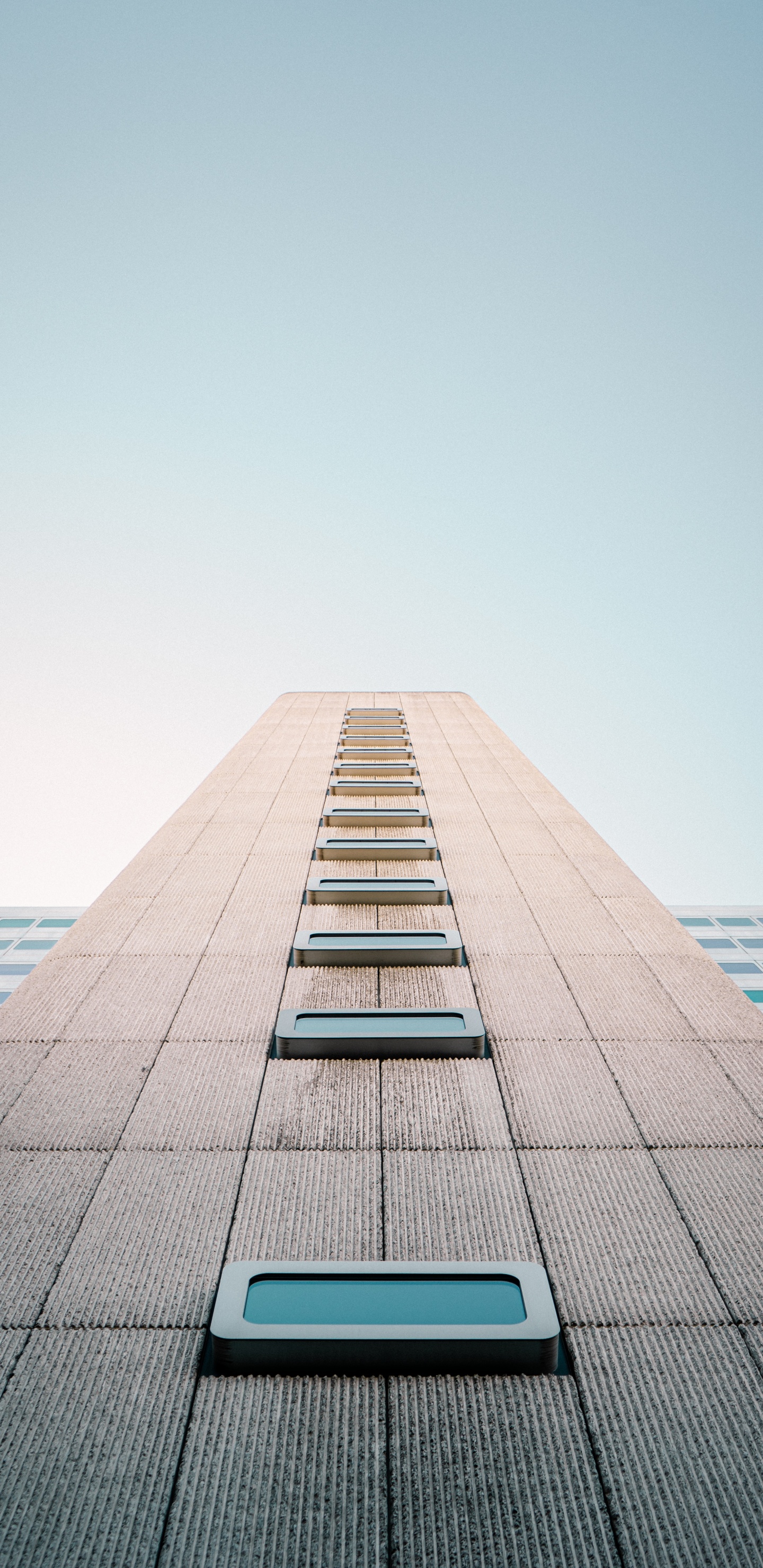 Обои архитектура, здание, синий, дневное время, линия в разрешении 1440x2960