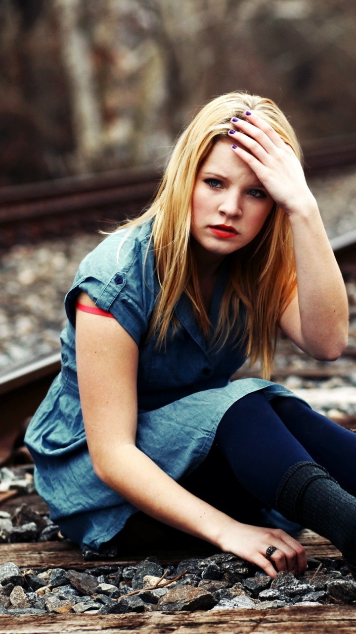 Обои красота, блондин, железнодорожный транспорт, фотосессии, сидящий в разрешении 720x1280