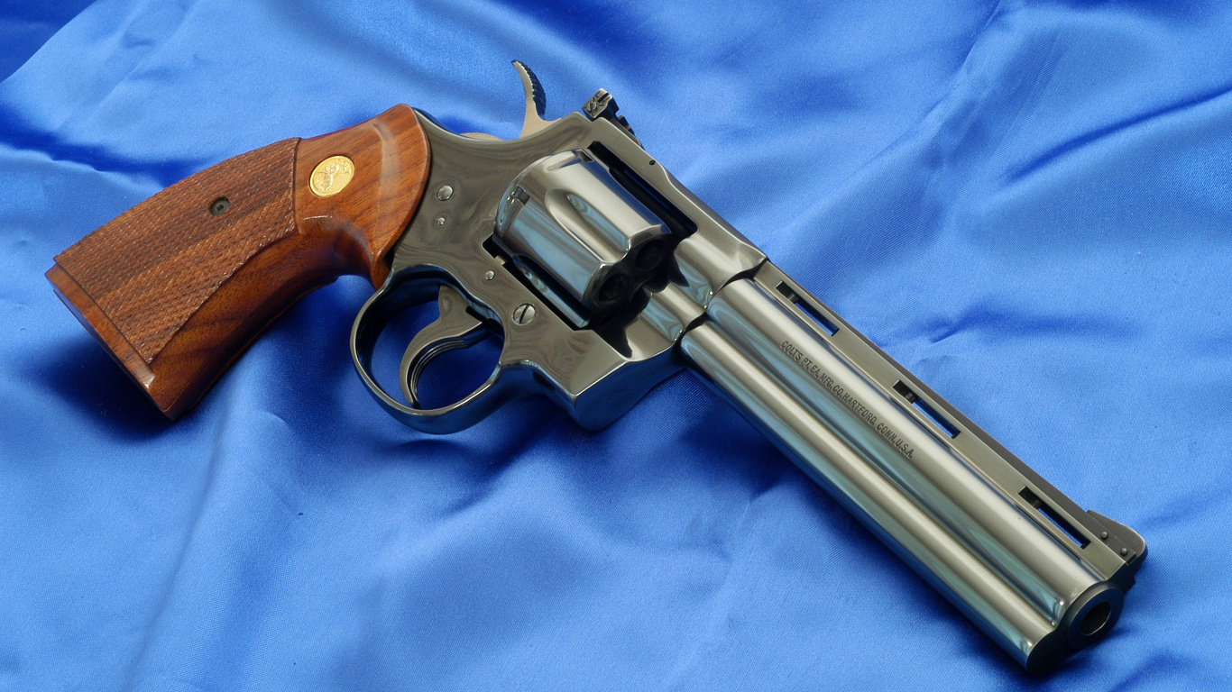 Обои револьвер Кольт питон, ручное огнестрельное оружие, орудие, пистолет м1911, огнестрельное оружие в разрешении 1366x768