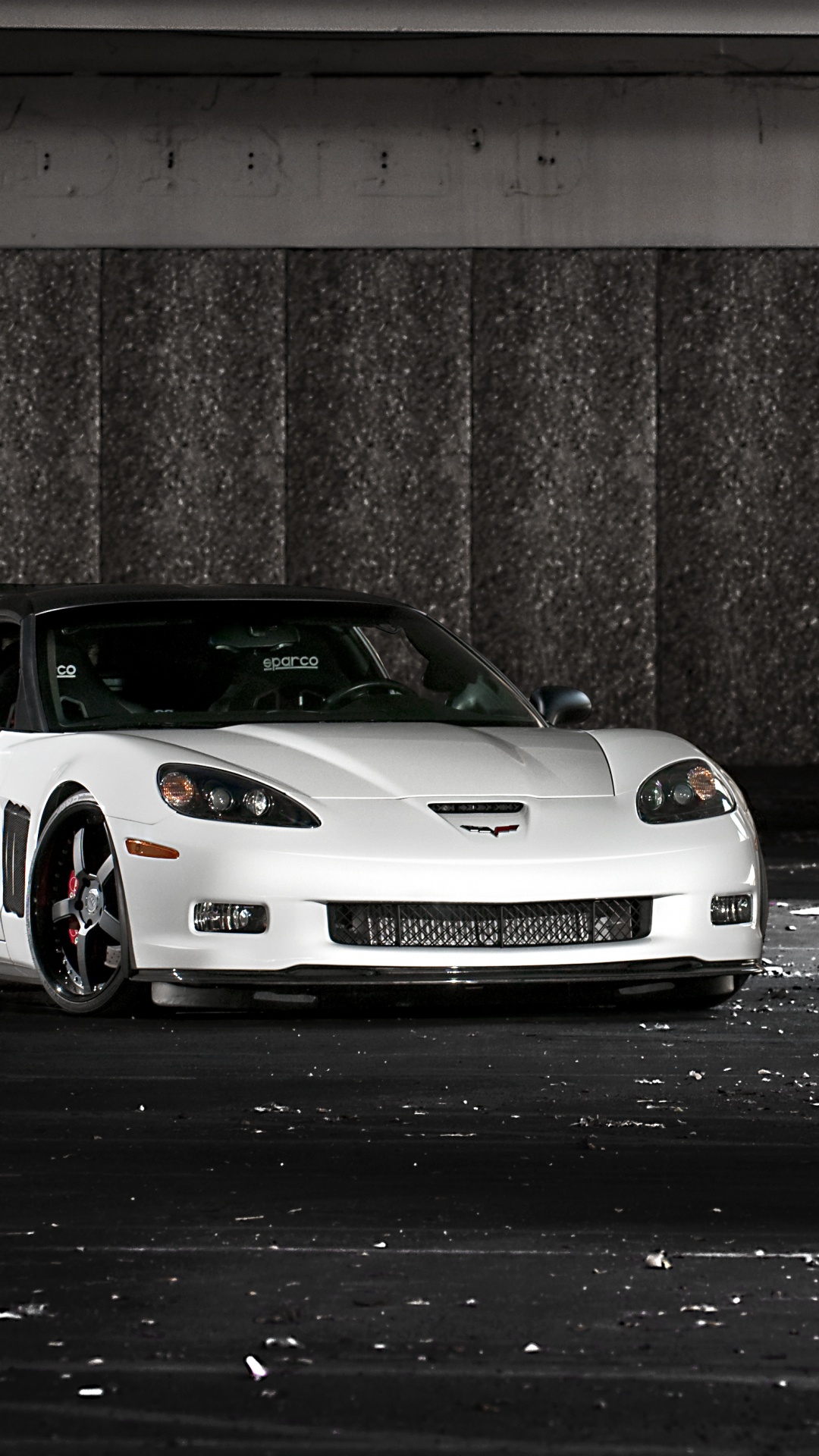 Обои улица, chevrolet corvette zr1 c6, Шевроле, спорткар, Литые диски в разрешении 1080x1920