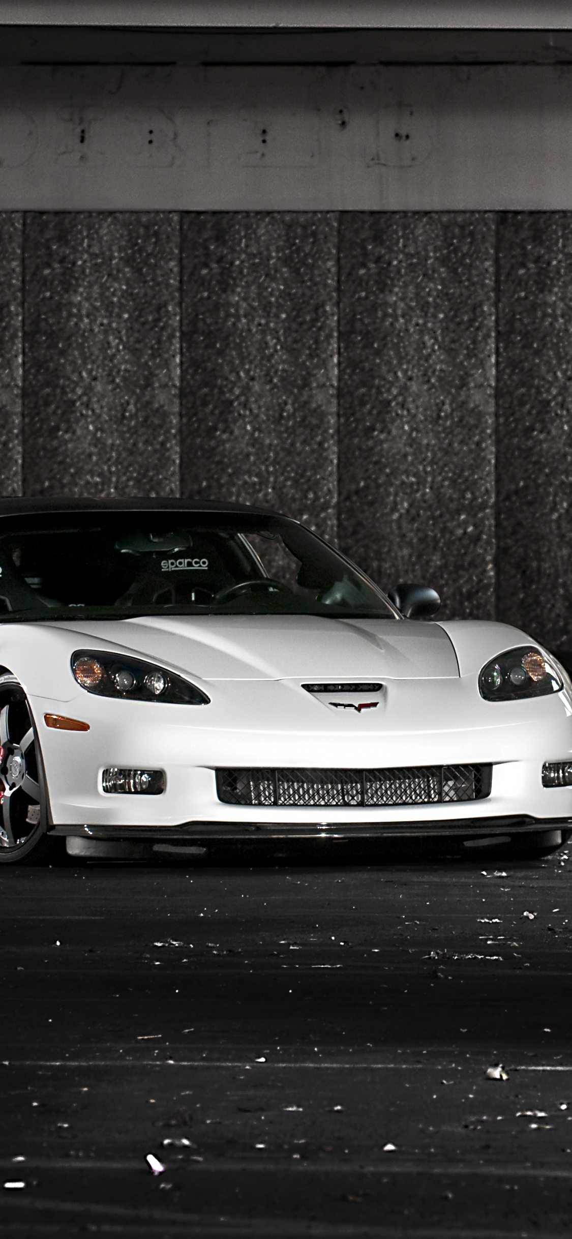 Обои улица, chevrolet corvette zr1 c6, Шевроле, спорткар, Литые диски в разрешении 1125x2436