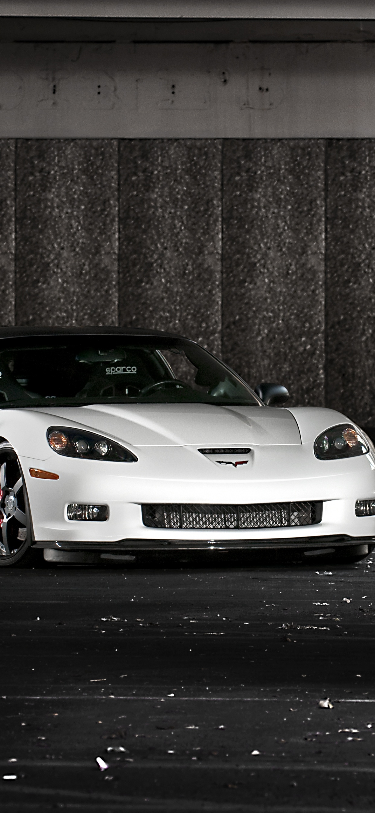 Обои улица, chevrolet corvette zr1 c6, Шевроле, спорткар, Литые диски в разрешении 1242x2688