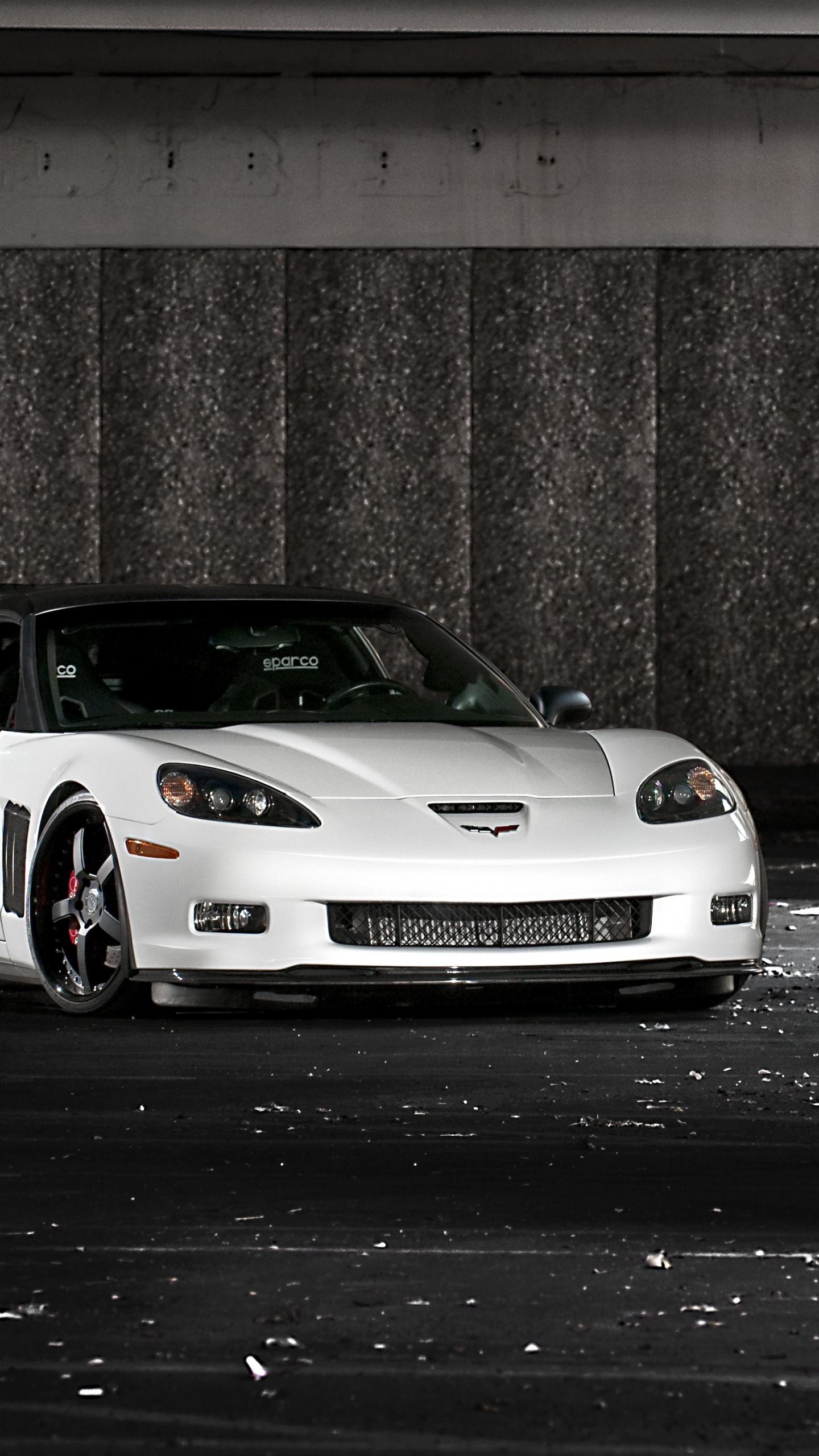 Обои улица, chevrolet corvette zr1 c6, Шевроле, спорткар, Литые диски в разрешении 1440x2560