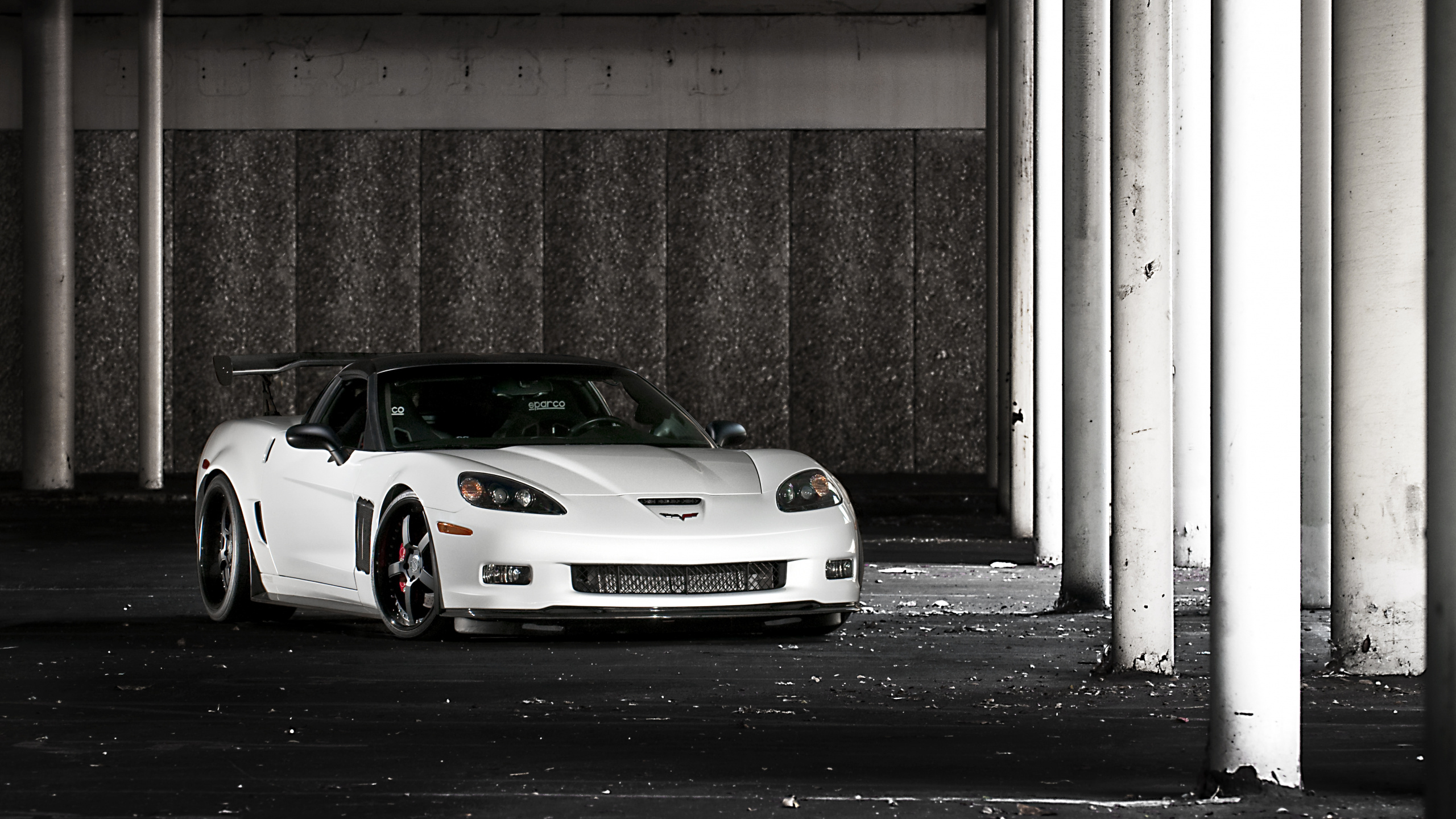 Обои улица, chevrolet corvette zr1 c6, Шевроле, спорткар, Литые диски в разрешении 2560x1440