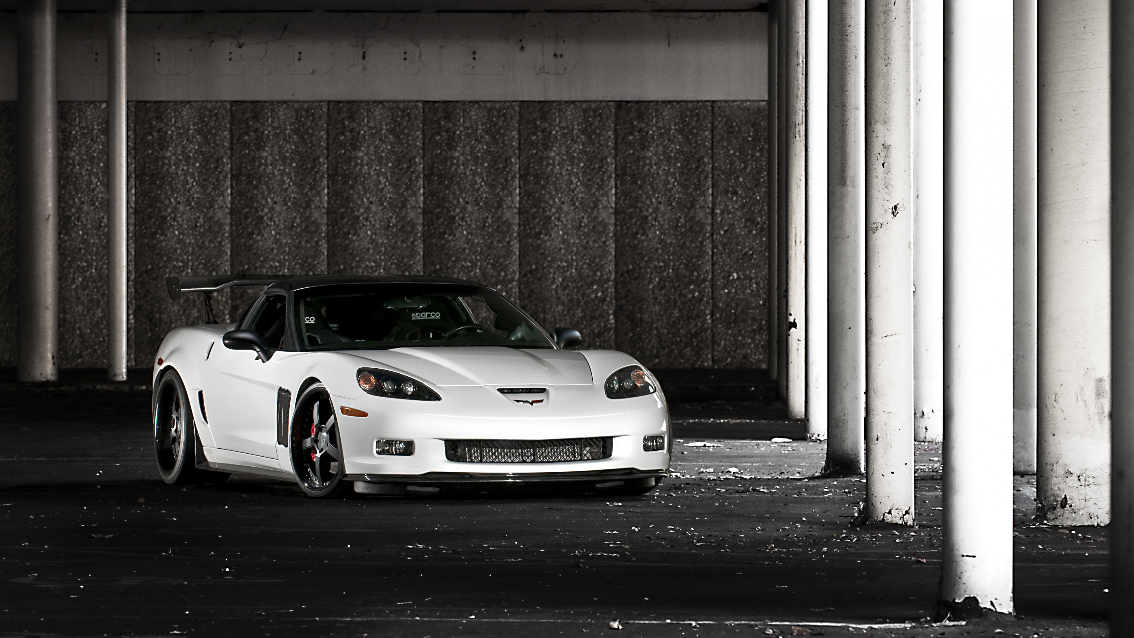 Обои улица, chevrolet corvette zr1 c6, Шевроле, спорткар, Литые диски в разрешении 3840x2160