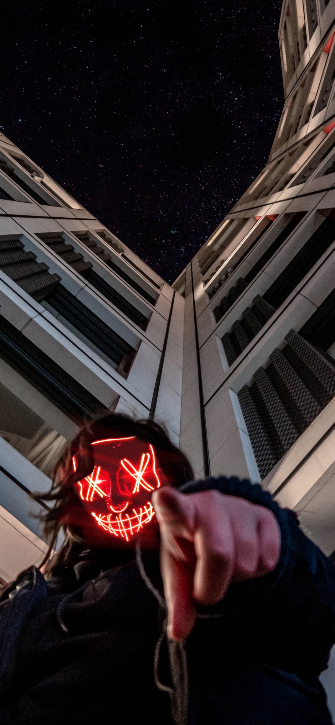 Обои красный цвет, растение, металл, здание, технологии в разрешении 1125x2436