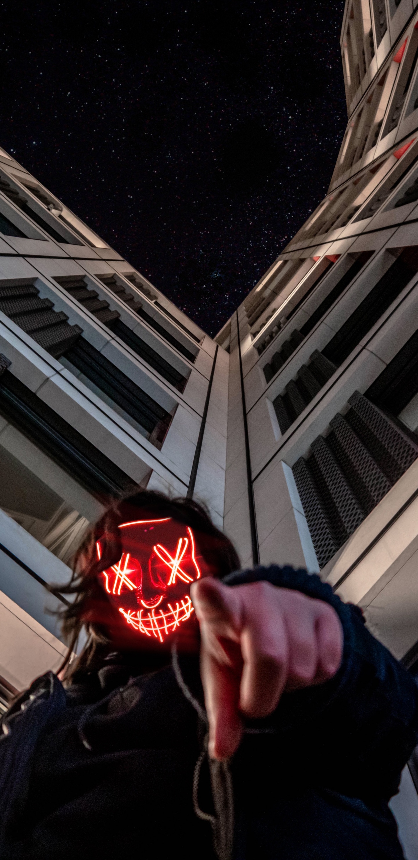 Обои красный цвет, растение, металл, здание, технологии в разрешении 1440x2960