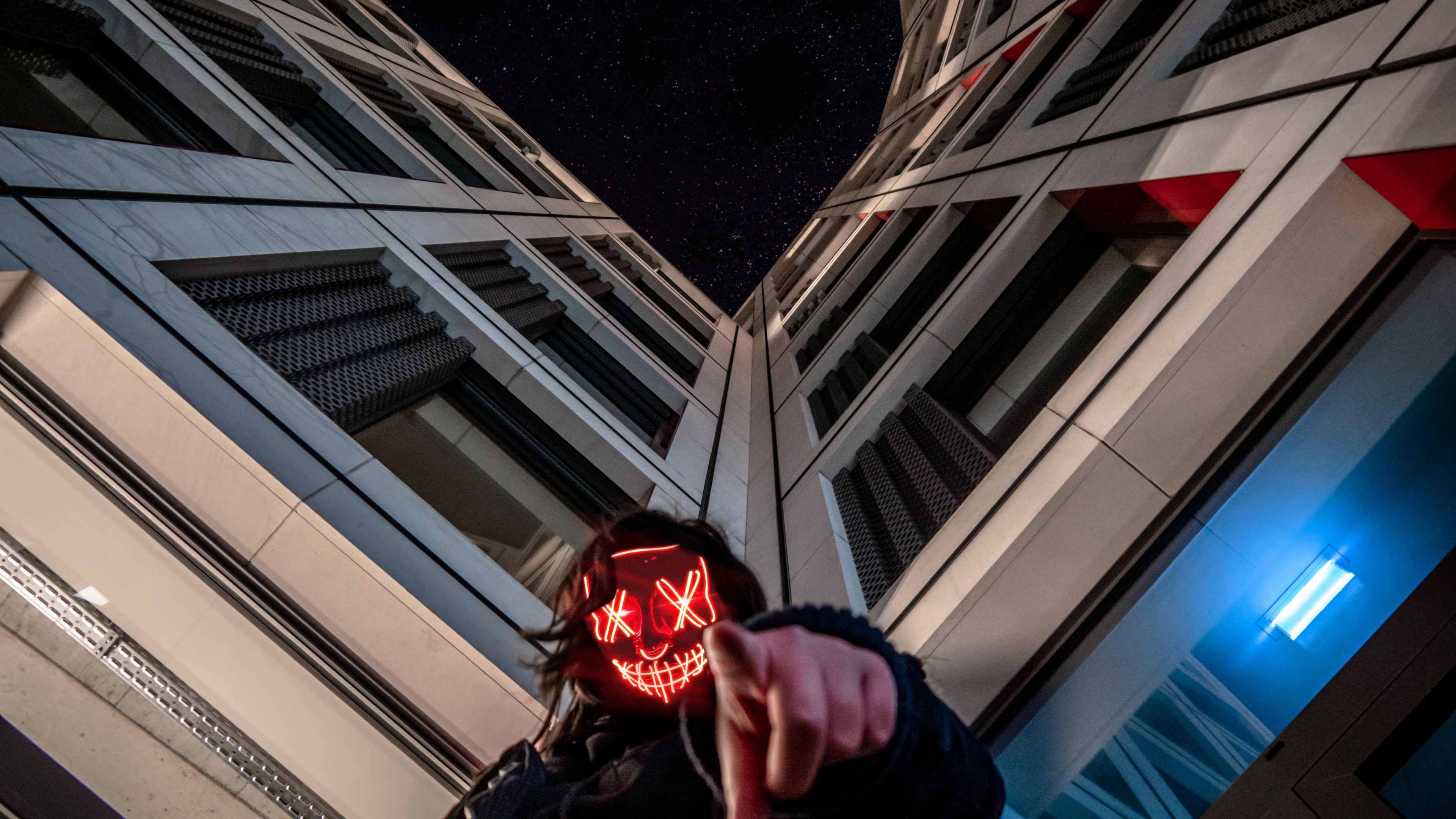 Обои красный цвет, растение, металл, здание, технологии в разрешении 3840x2160