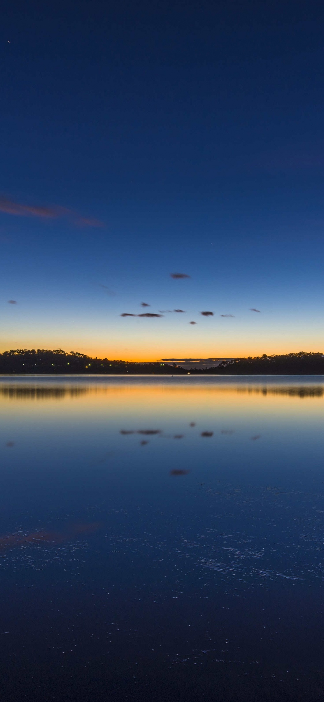 Обои отражение, вода, горизонт, природа, сумрак в разрешении 1125x2436