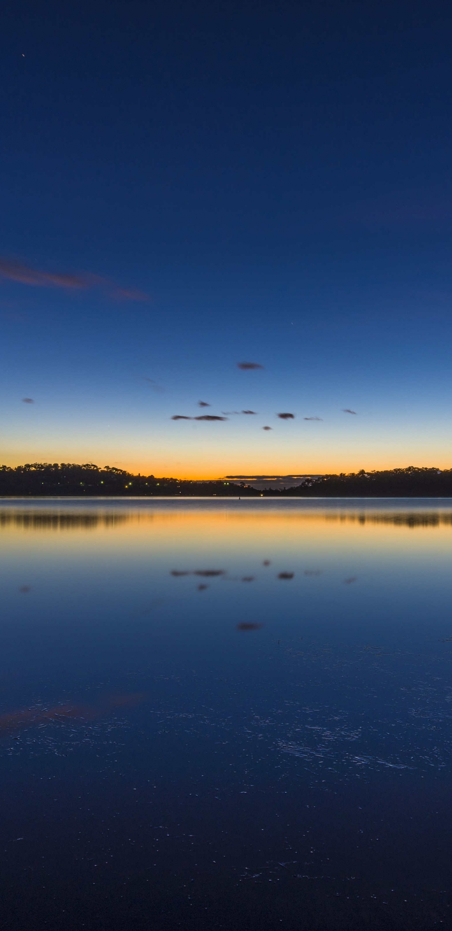 Обои отражение, вода, горизонт, природа, сумрак в разрешении 1440x2960