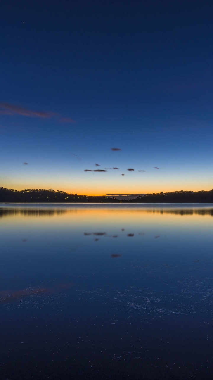 Обои отражение, вода, горизонт, природа, сумрак в разрешении 720x1280