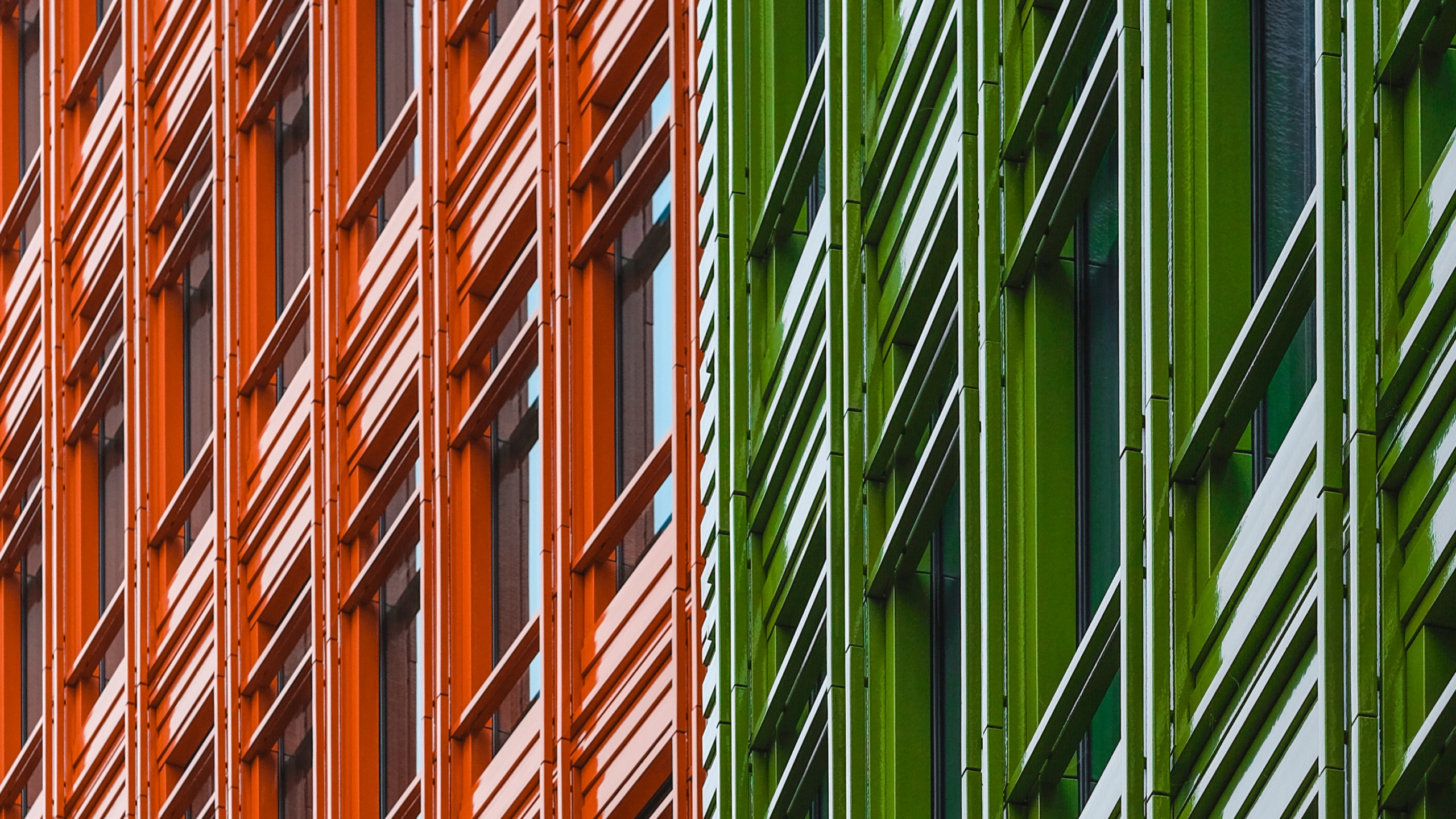 Обои фасад, окно, здание, архитектура, зеленый в разрешении 2560x1440