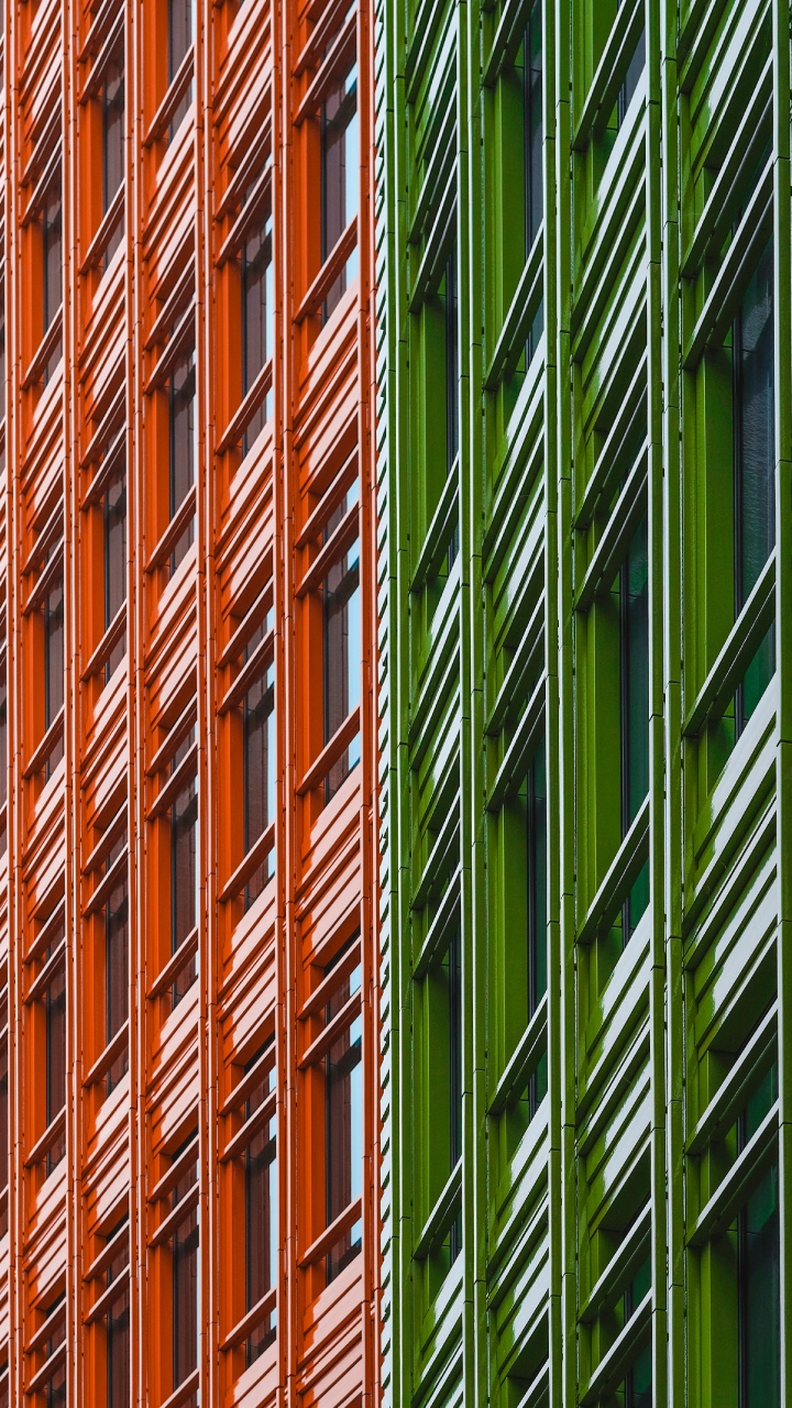 Обои фасад, окно, здание, архитектура, зеленый в разрешении 720x1280