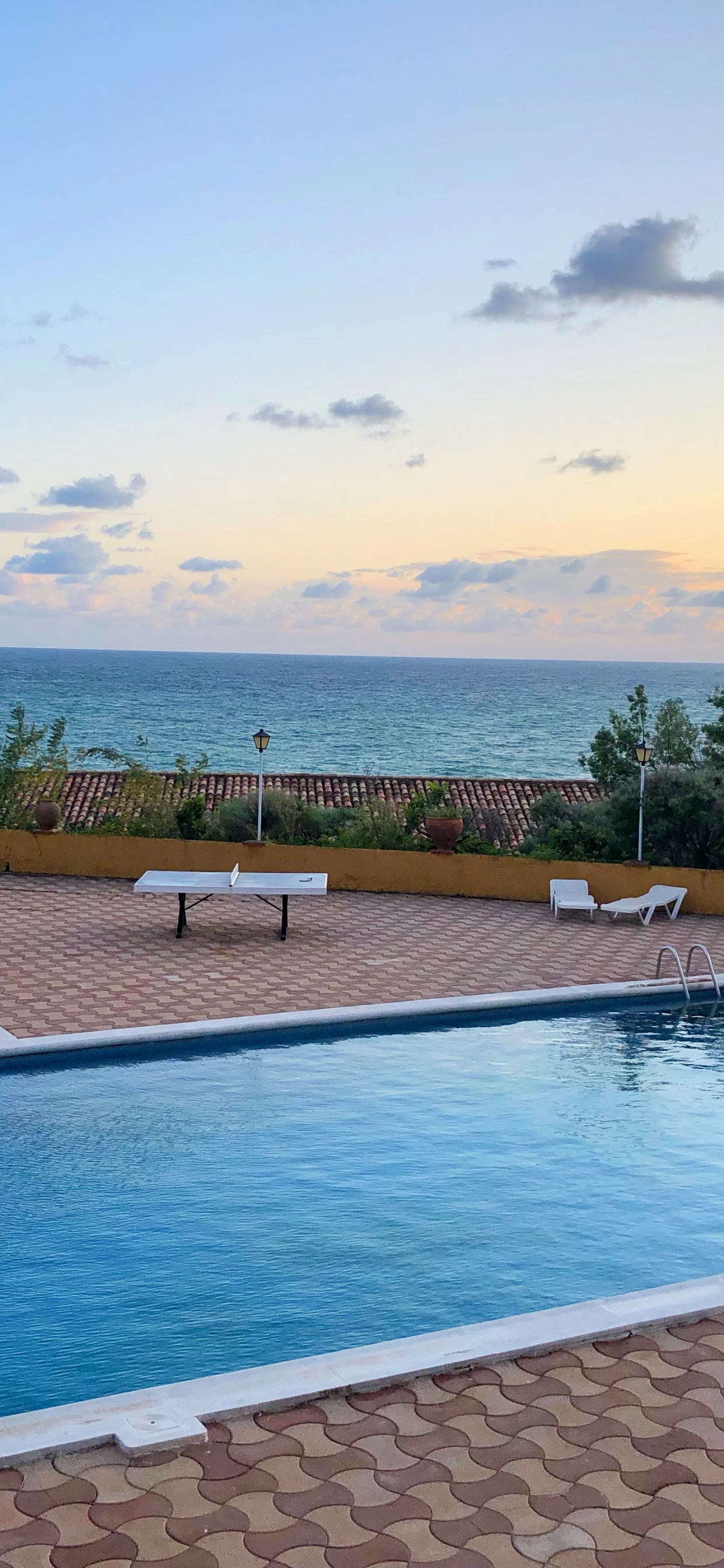 Обои плавательный бассейн, недвижимость, свойство, вода, облако в разрешении 1242x2688