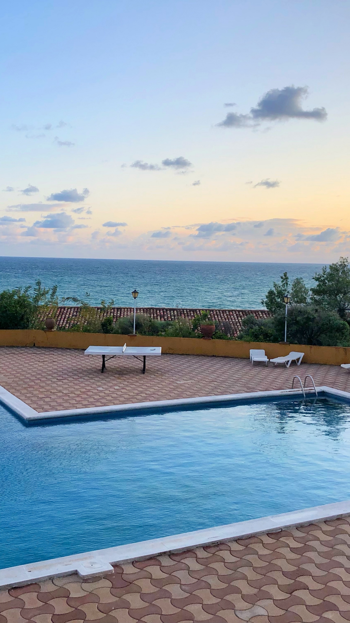 Обои плавательный бассейн, недвижимость, свойство, вода, облако в разрешении 1440x2560