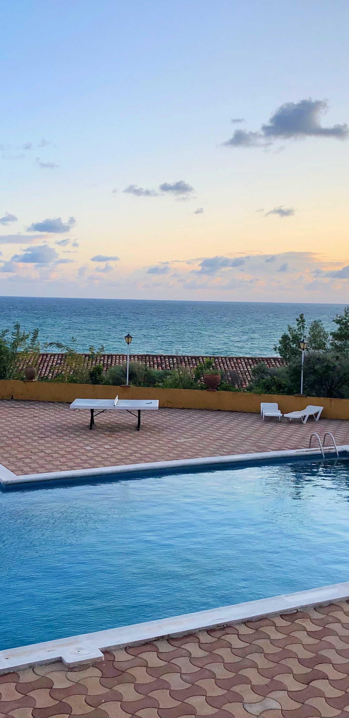 Обои плавательный бассейн, недвижимость, свойство, вода, облако в разрешении 1440x2960