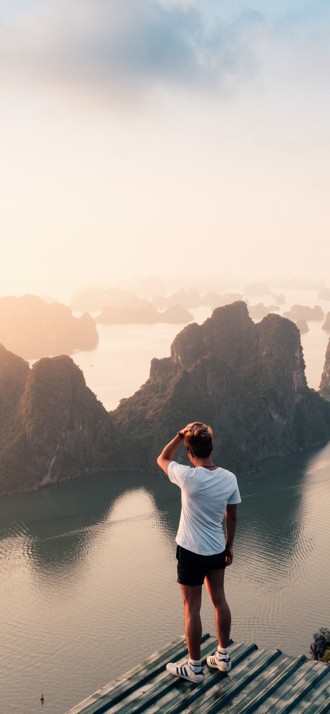 Обои вода, отражение, облако, утро, море в разрешении 1125x2436