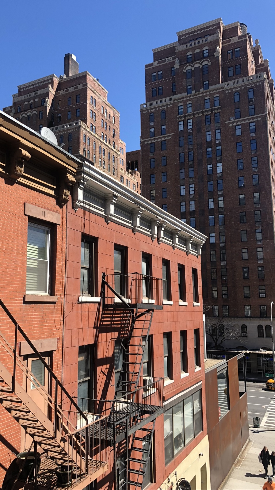 Обои Нью-Йорк, окно, соседство, фасад, здание в разрешении 1080x1920