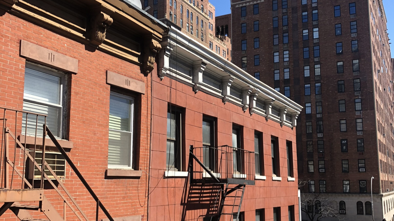 Обои Нью-Йорк, окно, соседство, фасад, здание в разрешении 1366x768