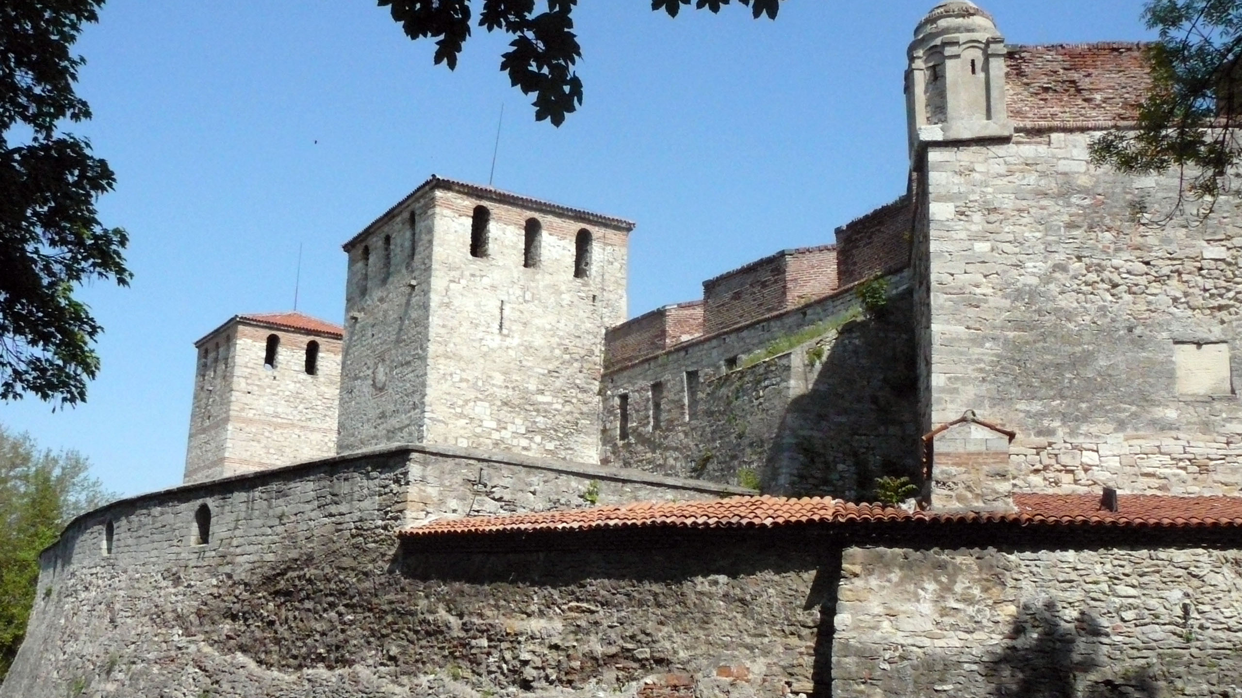 Обои замок, фортификация, достопримечательность, стена, средневековая архитектура в разрешении 2560x1440