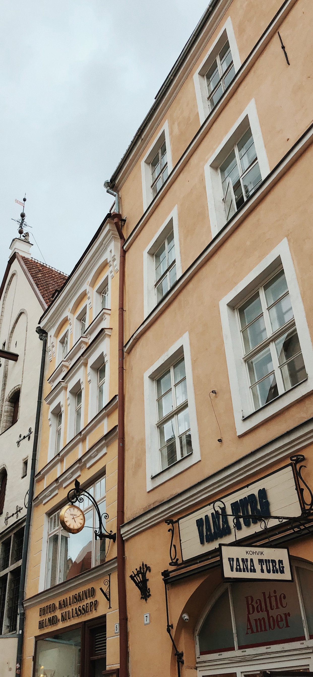 Обои Ратушная площадь, окно, соседство, городок, фасад в разрешении 1242x2688