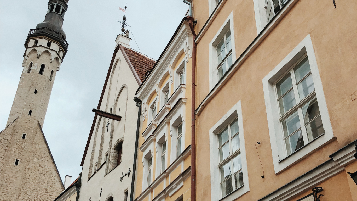 Обои Ратушная площадь, окно, соседство, городок, фасад в разрешении 1366x768