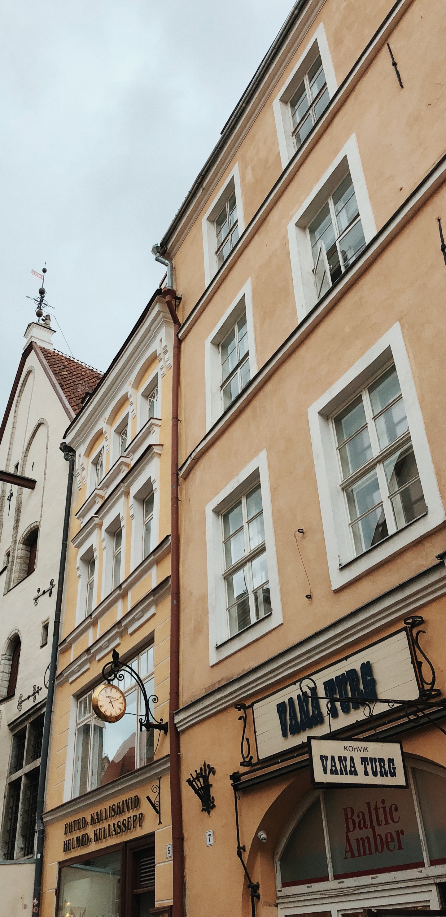 Обои Ратушная площадь, окно, соседство, городок, фасад в разрешении 1440x2960