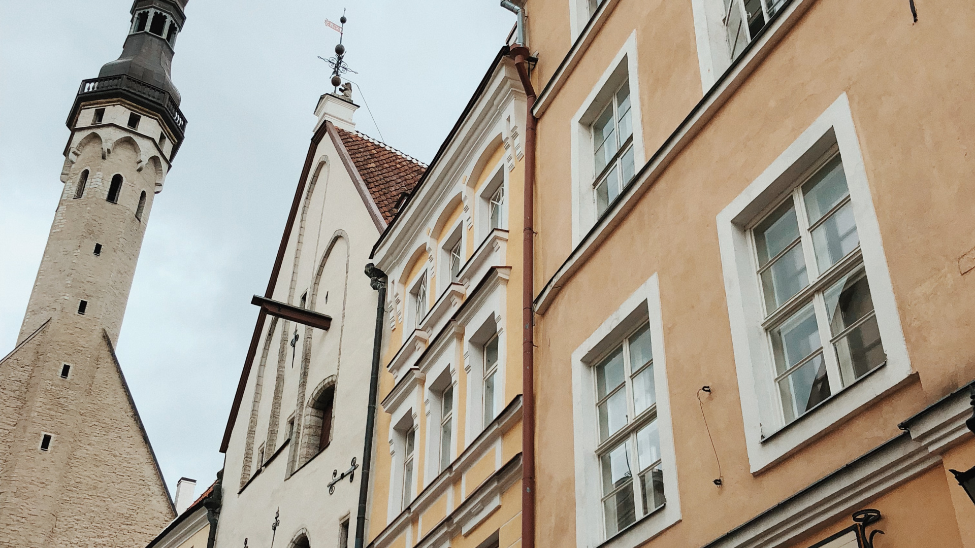 Обои Ратушная площадь, окно, соседство, городок, фасад в разрешении 1920x1080