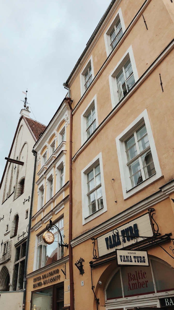 Обои Ратушная площадь, окно, соседство, городок, фасад в разрешении 720x1280