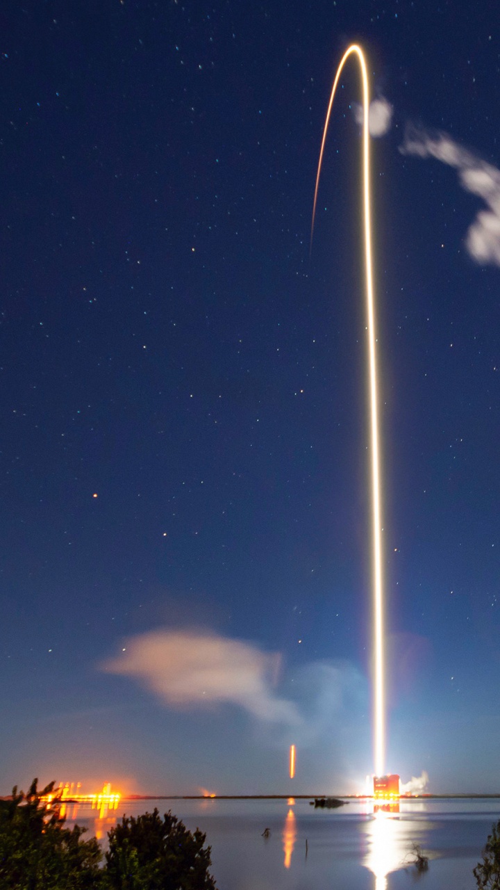 Обои SpaceX, много спутников в космосе, низкая земная орбита, искусственный спутник, космический мусор в разрешении 720x1280