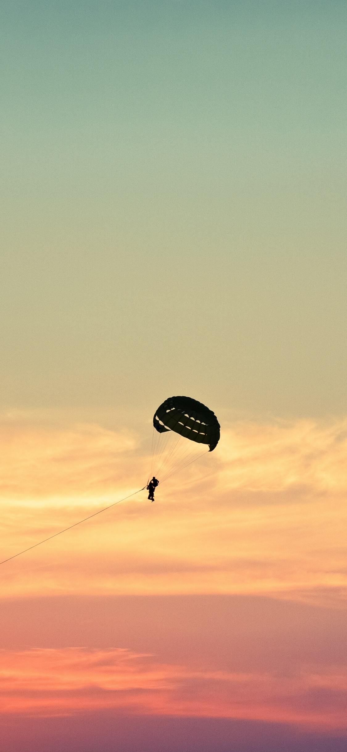 Обои парасейлинг, Парапланеризм парасейлинг, парашют, парашютный спорт, воздушные виды спорта в разрешении 1125x2436