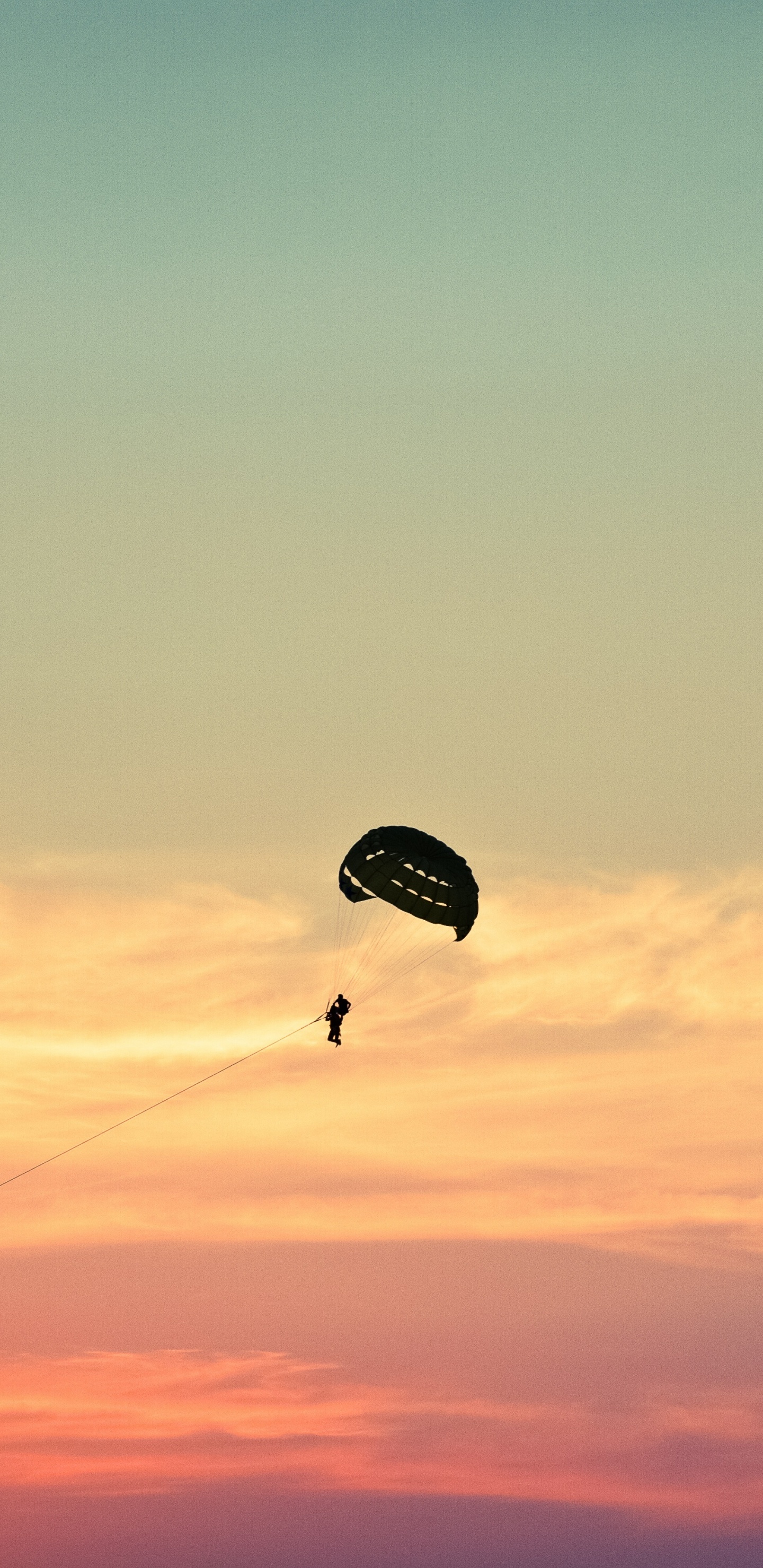 Обои парасейлинг, Парапланеризм парасейлинг, парашют, парашютный спорт, воздушные виды спорта в разрешении 1440x2960
