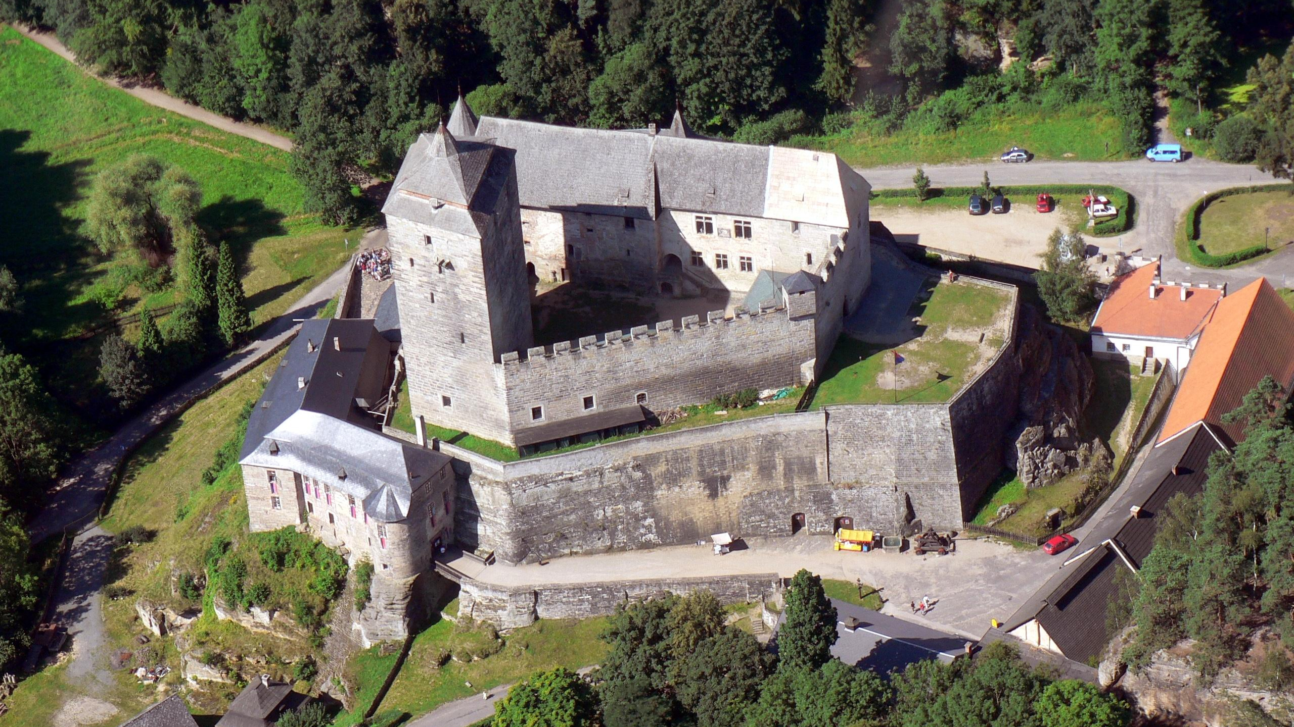 Обои Замок Троски, замок, здание, имущество, чешский рай в разрешении 2560x1440