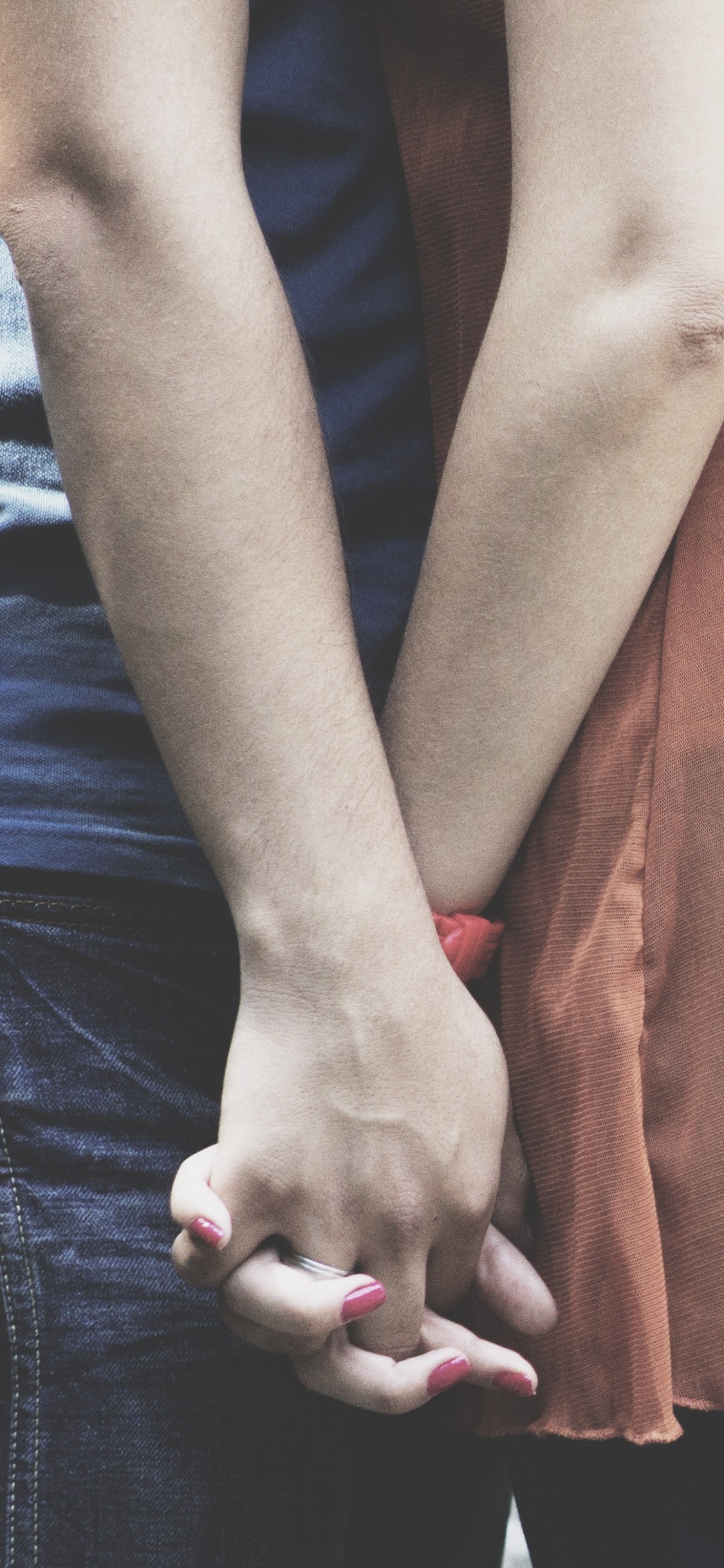 Обои роман, одежда, рука, нога, фэшн в разрешении 1125x2436