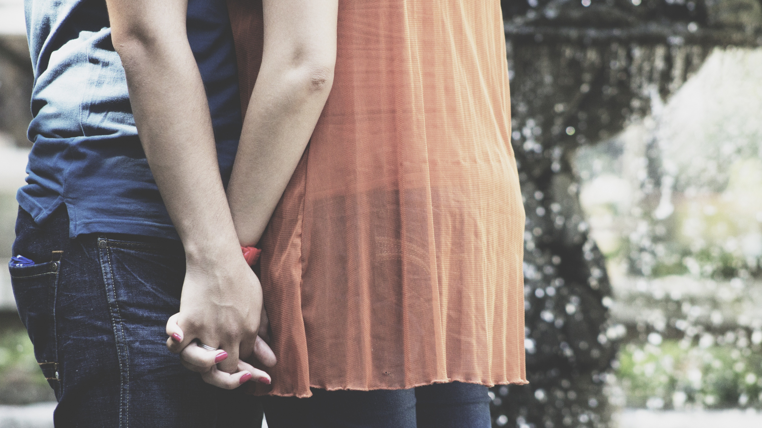 Обои роман, одежда, рука, нога, фэшн в разрешении 2560x1440