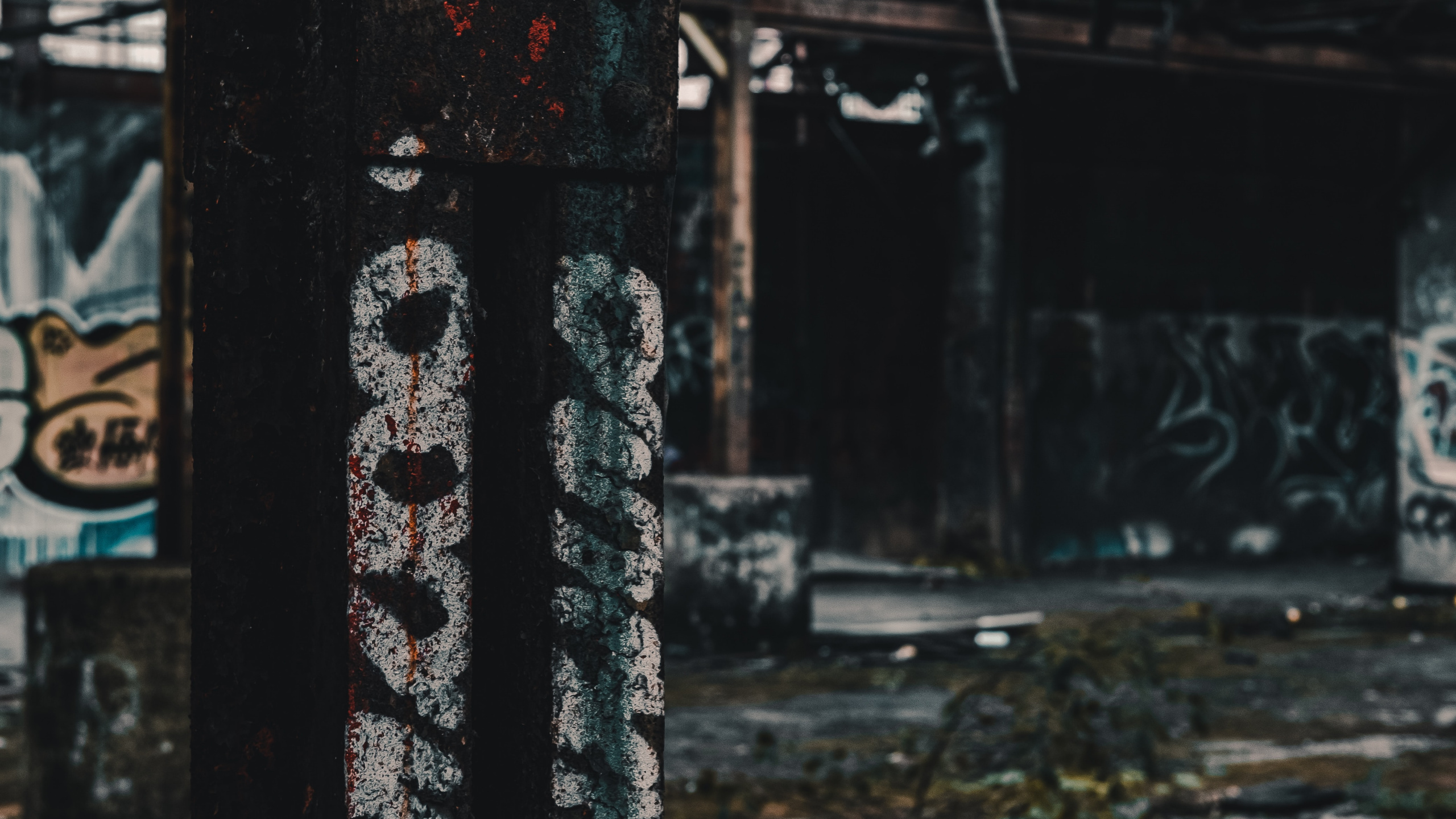 Обои столбец, темнота, здание, железо, металл в разрешении 2560x1440