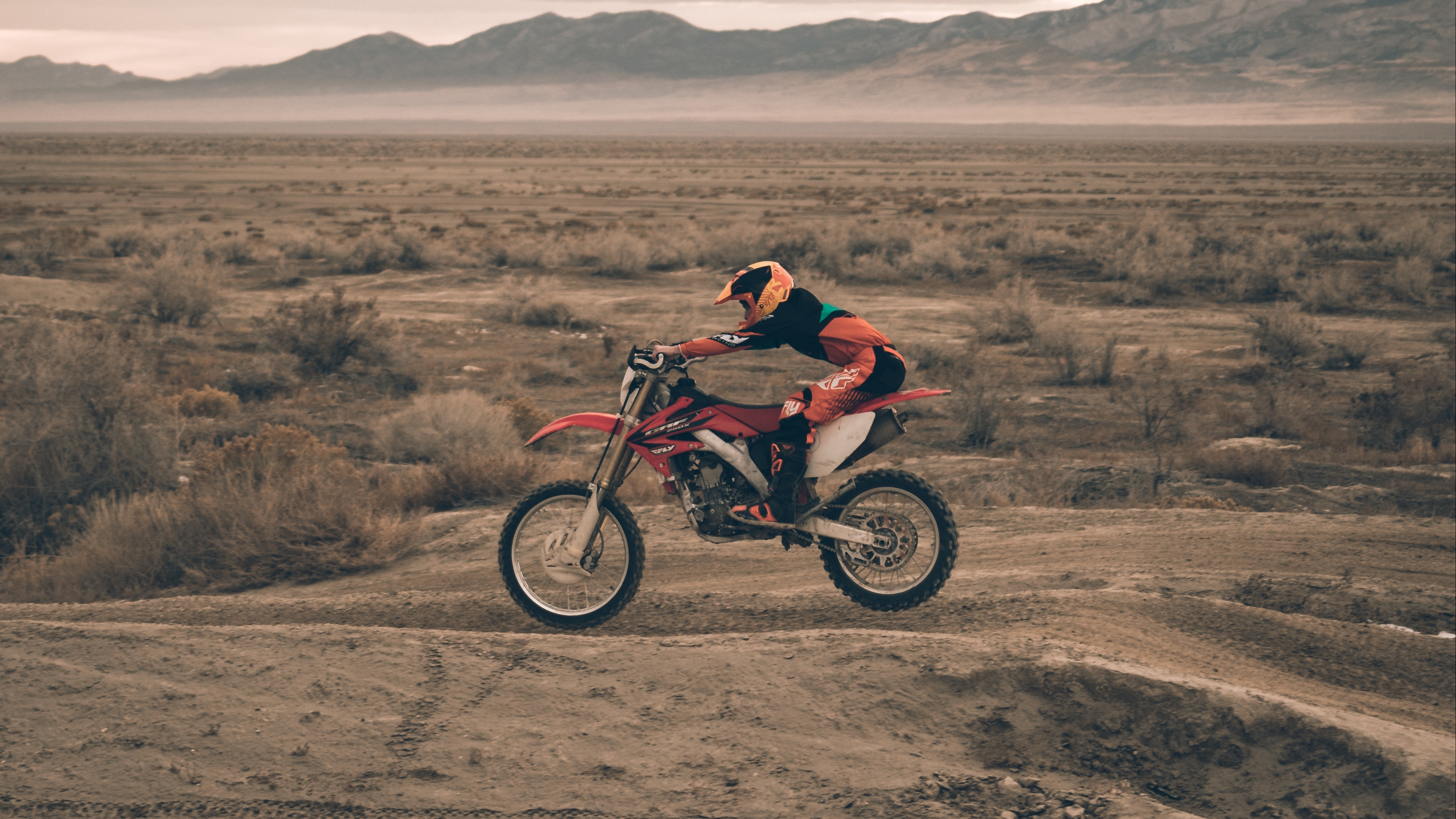 Обои мотокросс, мотоцикл, ducati, мотоспорт, почва в разрешении 3840x2160