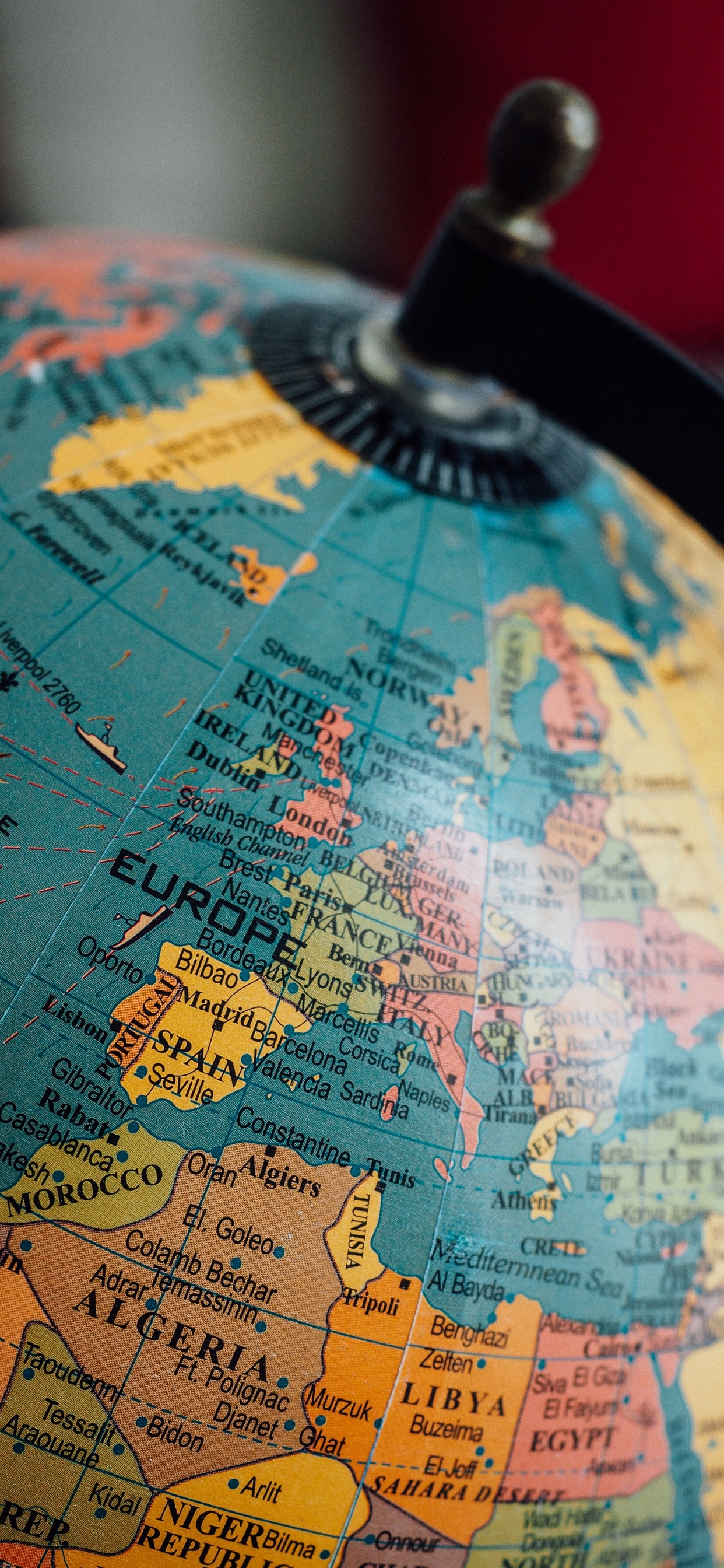 Обои карта мира, шар, карта, синий, мир в разрешении 1242x2688