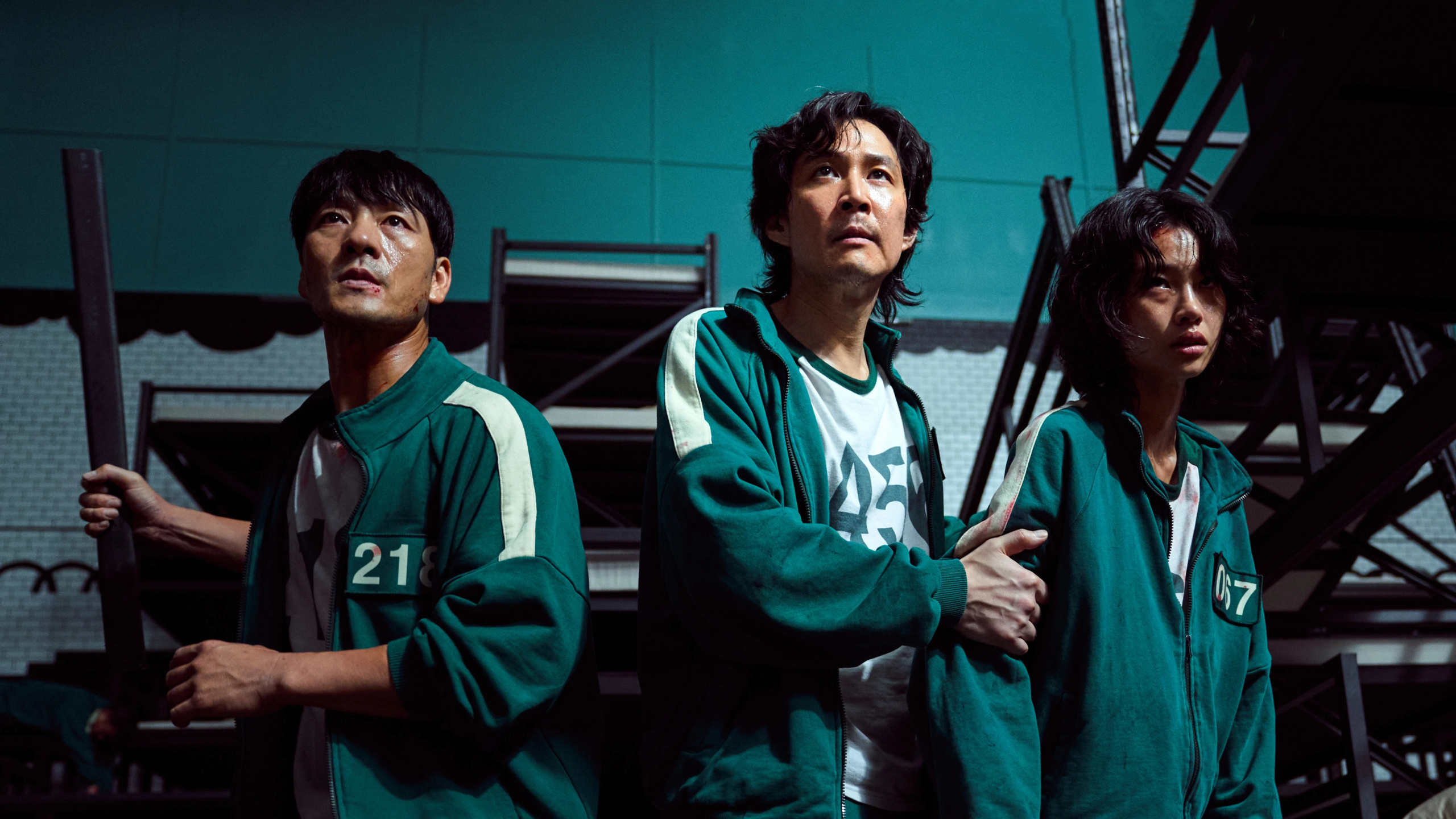 Обои игра в кальмара, Ли Чжон Чжэ, Сон Ги-Хун, Парк Хэ Су, Hoyeon Young в разрешении 2560x1440