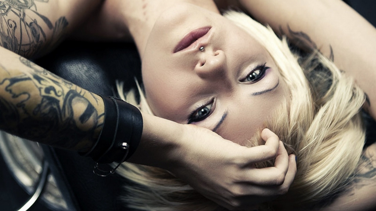 Обои красота, рука, девушка, подписан, женщина в разрешении 1280x720