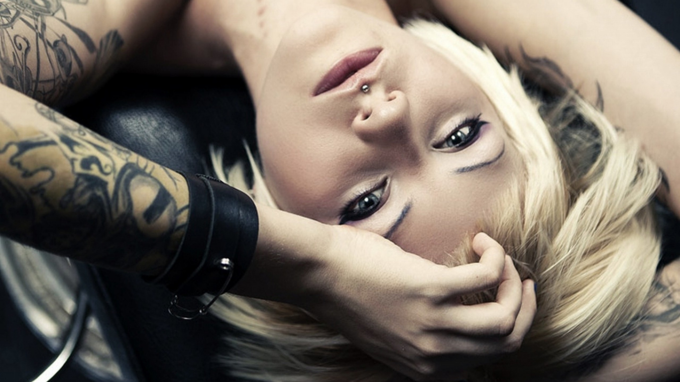 Обои красота, рука, девушка, подписан, женщина в разрешении 1366x768