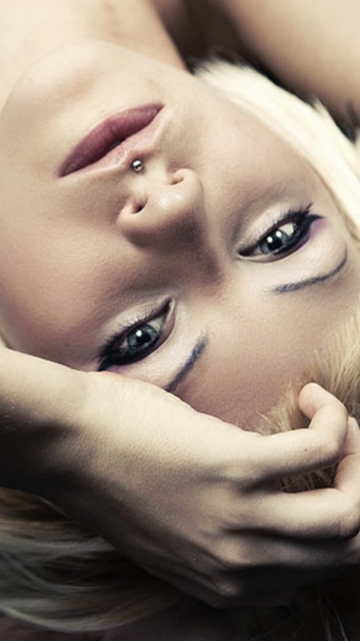 Обои красота, рука, девушка, подписан, женщина в разрешении 720x1280