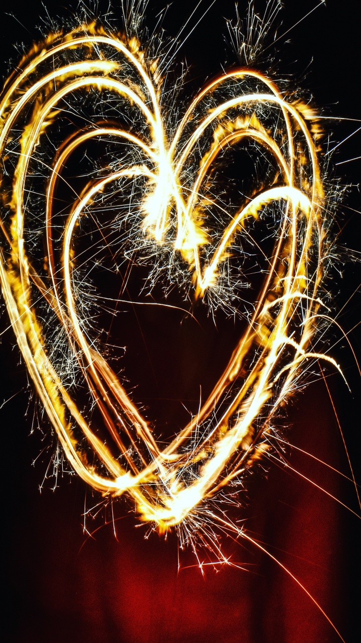 Обои бенгальский огонь, салют, сердце, свет, любовь в разрешении 720x1280