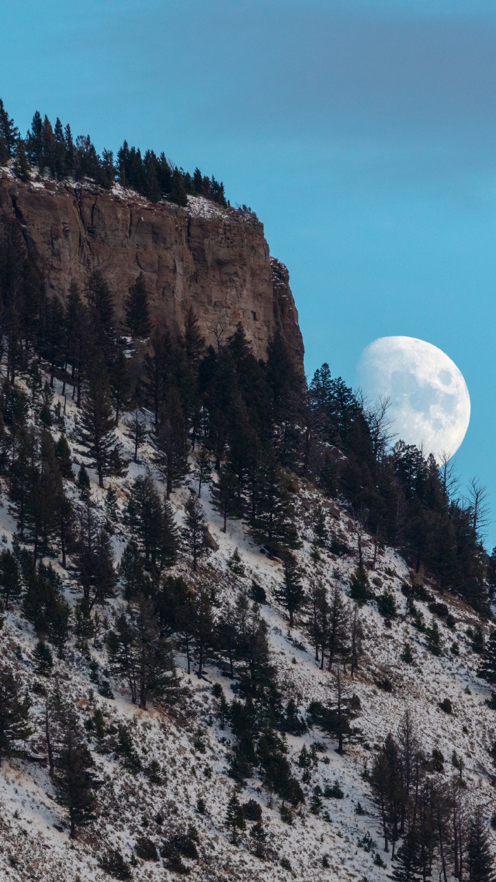 Обои луна, восход и заход луны, лунное затмение, облако, гора в разрешении 720x1280